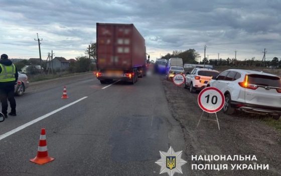 Під Одесою вантажівка збила на смерть двох військовослужбовців (відео) usionline.com Під Одесою вантажівка збила на смерть двох військовослужбовців (відео) «фото»