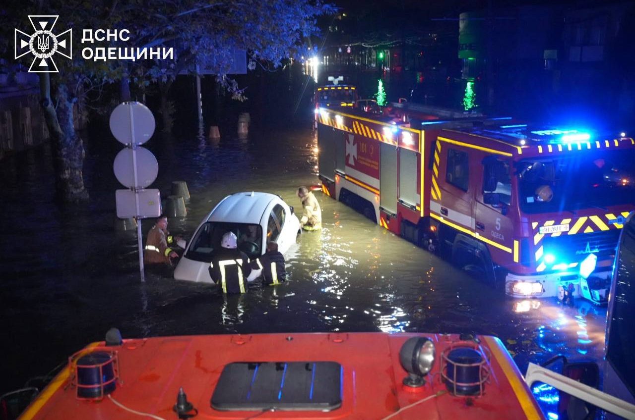 Внаслідок негоди в Одесі  загинули 9 людей, серед них дитина (фото) «фото»