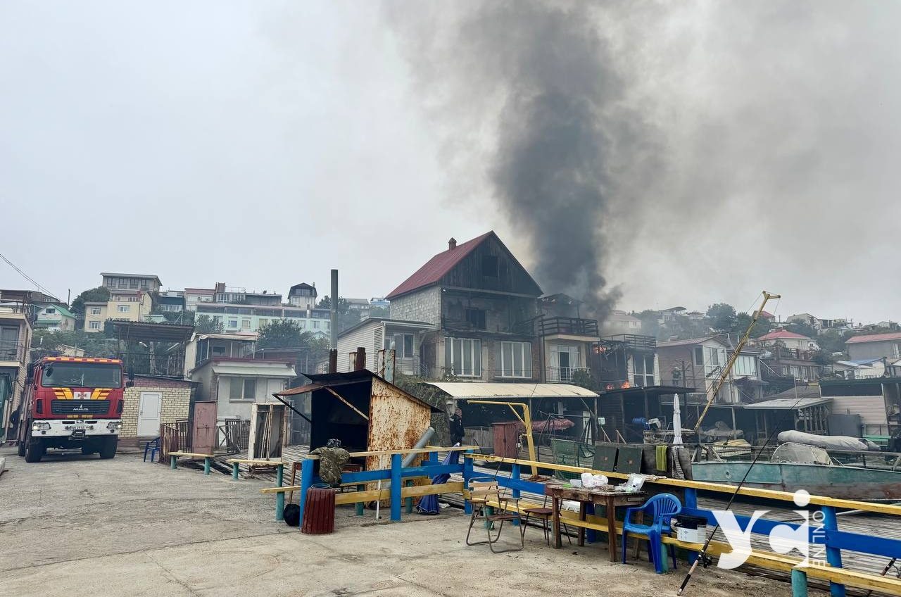 У Чорноморці на 121-му причалі палають курені (відео) «фото»