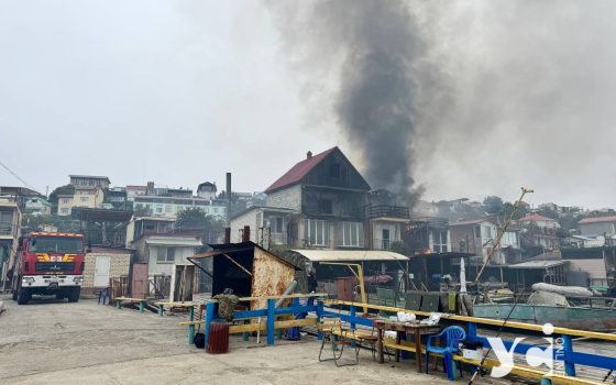 У Чорноморці на 121-му причалі палають курені (відео) «фото»