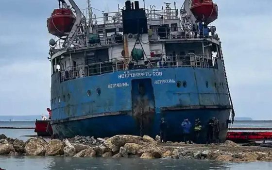 У Керченській протоці триває витік мазуту з затонулих російських танкерів «фото»
