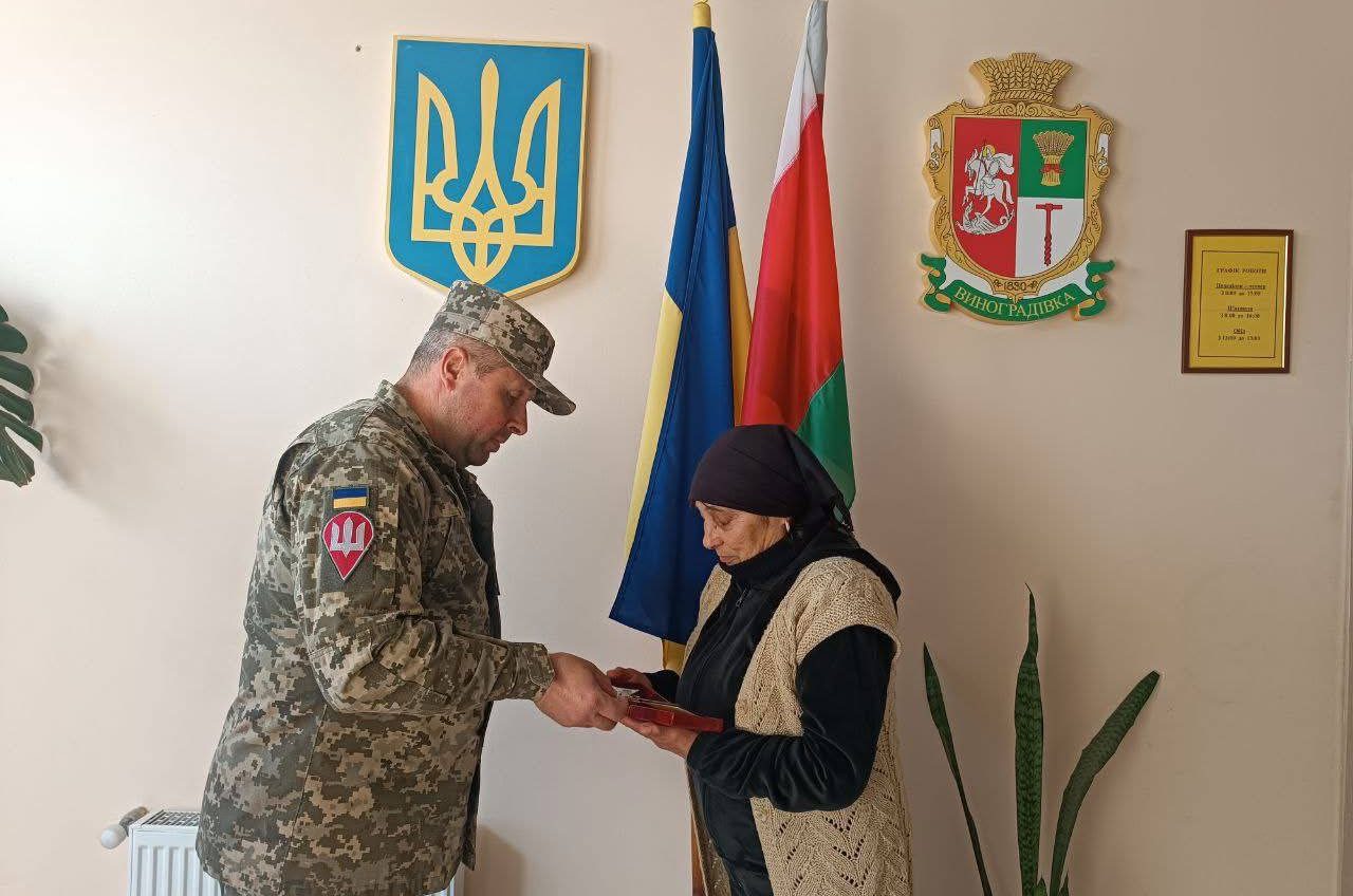 Орден «За мужність» ІІІ ступеня вручили сім’ї загиблого захисника з Арцизької громади (фото) usionline.com Орден «За мужність» ІІІ ступеня вручили сім’ї загиблого захисника з Арцизької громади (фото) «фото»