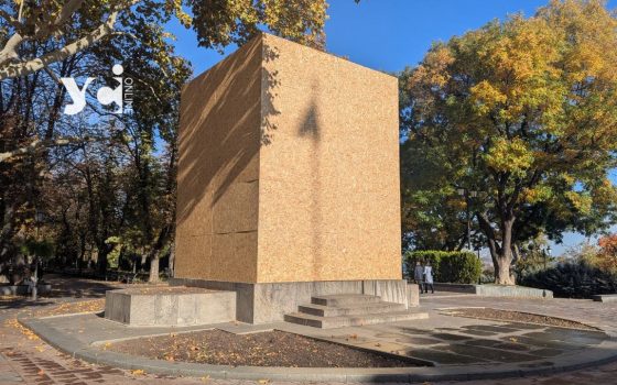 В Одесі «законсервували» пам’ятник Пушкіну: архітектурну пам’ятку біля мерії сховали під фанерою (фото) «фото»