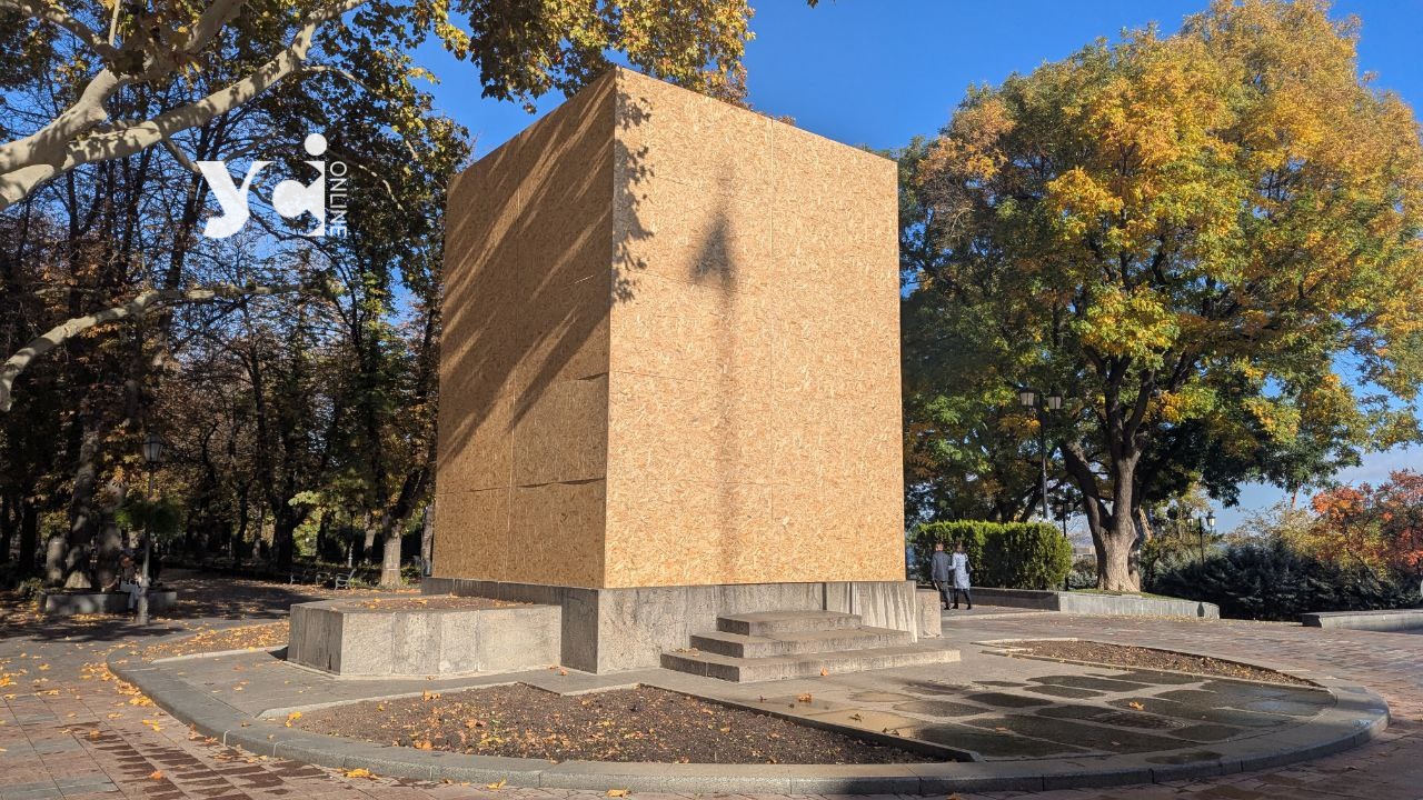 В Одесі «законсервували» пам’ятник Пушкіну: архітектурну пам’ятку біля мерії сховали під фанерою (фото) «фото»