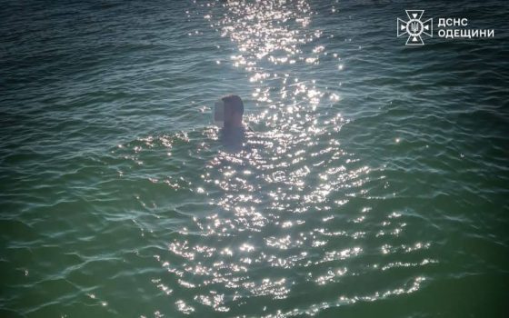 У Чорноморську надзвичайники врятували чоловіка в морі (фото) usionline.com У Чорноморську надзвичайники врятували чоловіка в морі (фото) «фото»