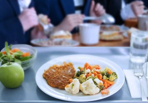 Оновлені харчоблоки та навчання кухарів: Україна прозвітувала про реформу шкільного харчування «фото»