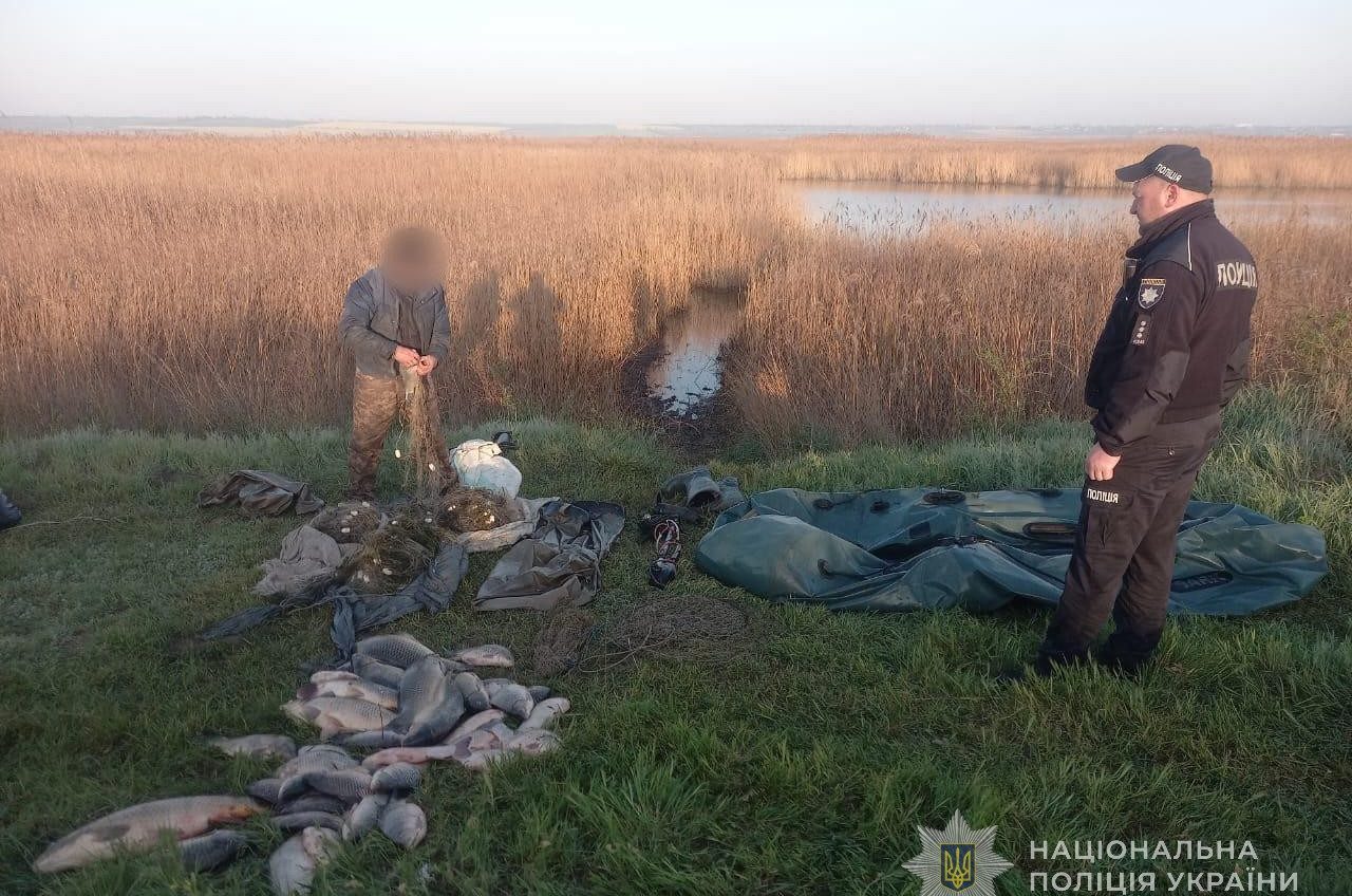 Рибалка наловив сазанів та карасів на річці біля Татарбунарів й отримав вирок (фото) usionline.com Рибалка наловив сазанів та карасів на річці біля Татарбунарів й отримав вирок (фото) «фото»