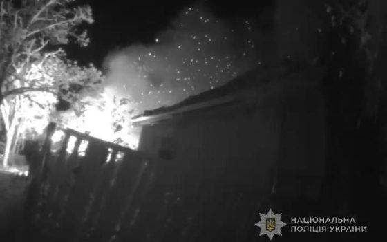 На Одещині поліцейські  врятували паралізовану літню жінку, на подвір’я якої прилетів ворожий дрон  (фото) «фото»