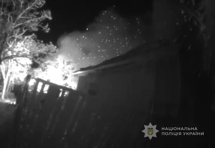 На Одещині поліцейські врятували паралізовану літню жінку, на подвір’я якої прилетів ворожий дрон (фото) usionline.com На Одещині поліцейські врятували паралізовану літню жінку, на подвір’я якої прилетів ворожий дрон (фото) «фото»