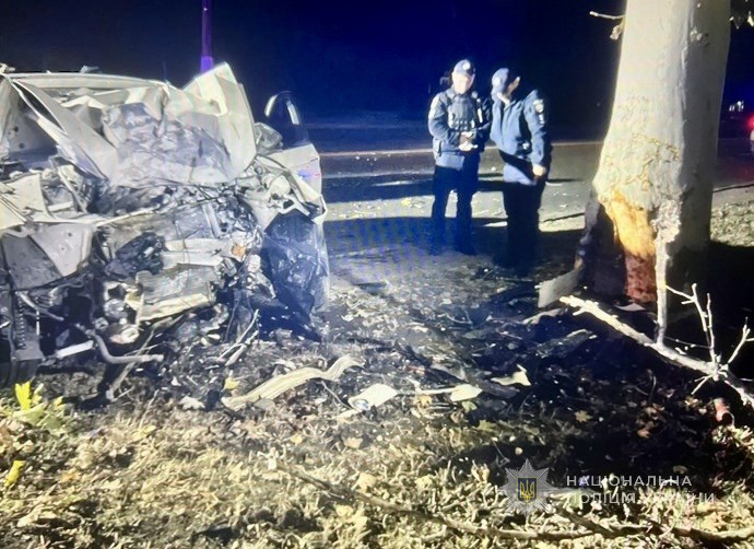 Смертельна ДТП в Одесі: на проспекті Шевченка водій BMW в’їхав у дерево (фото) «фото»