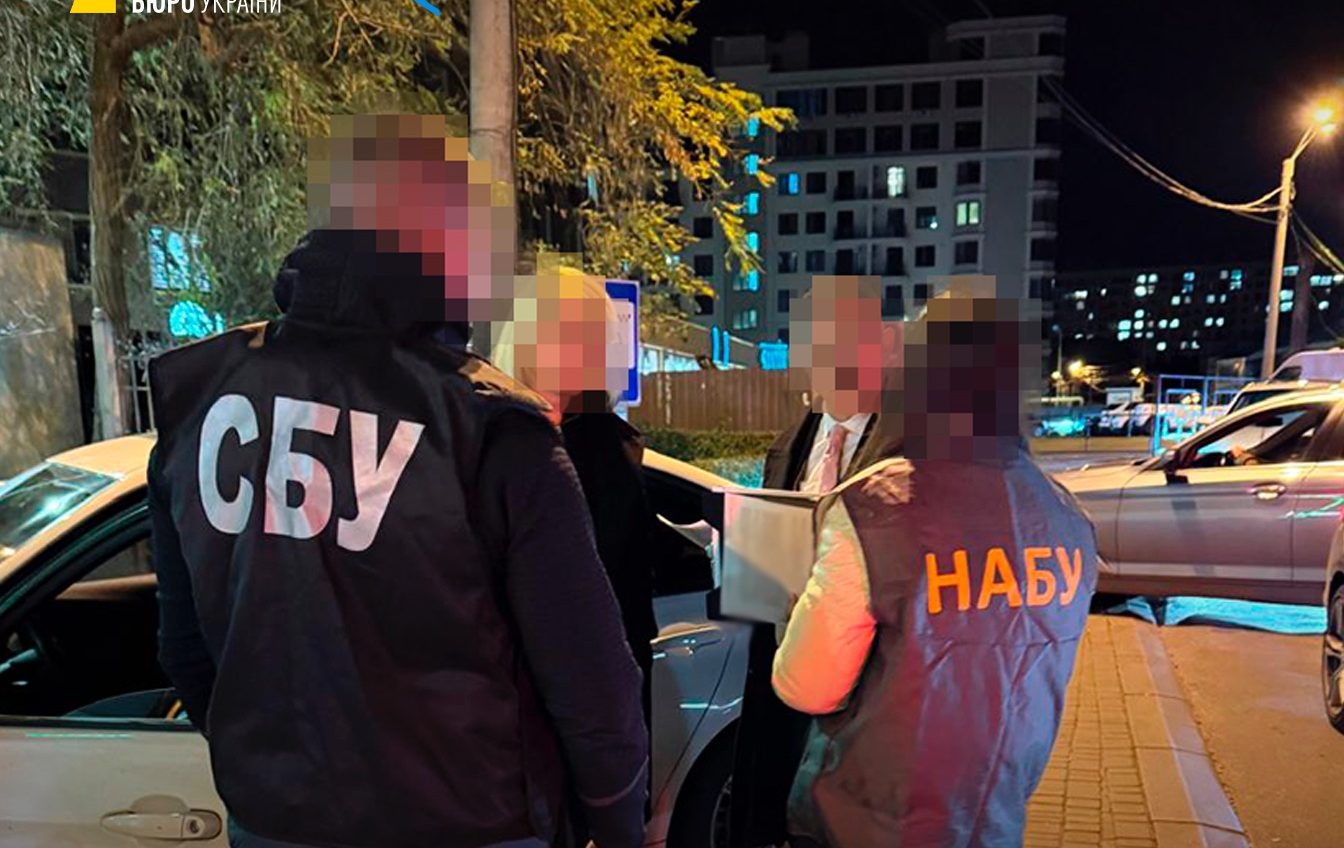 Гарантували «потрібні» рішення за 10 тисяч доларів: одеський суддя та адвокатка отримали підозри «фото»