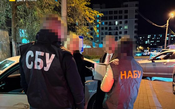 Гарантували «потрібні» рішення за 10 тисяч доларів: одеський суддя та адвокатка отримали підозри «фото»