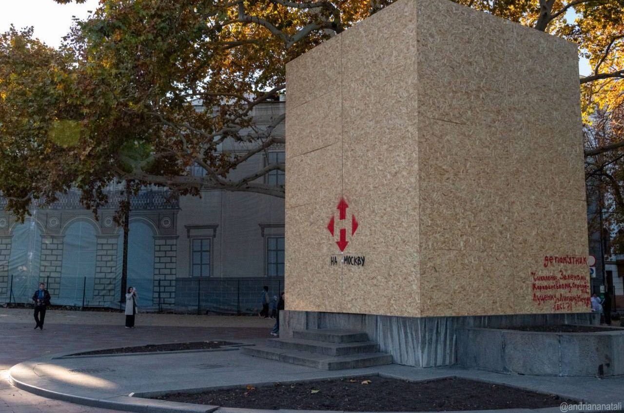 «На смітник історії»: в Одесі «фанерний саркофаг» Пушкіна став полотном думок одеситів (фото) «фото»