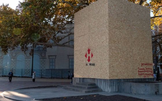 «На смітник історії»: в Одесі «фанерний саркофаг» Пушкіна став полотном думок одеситів (фото) «фото»