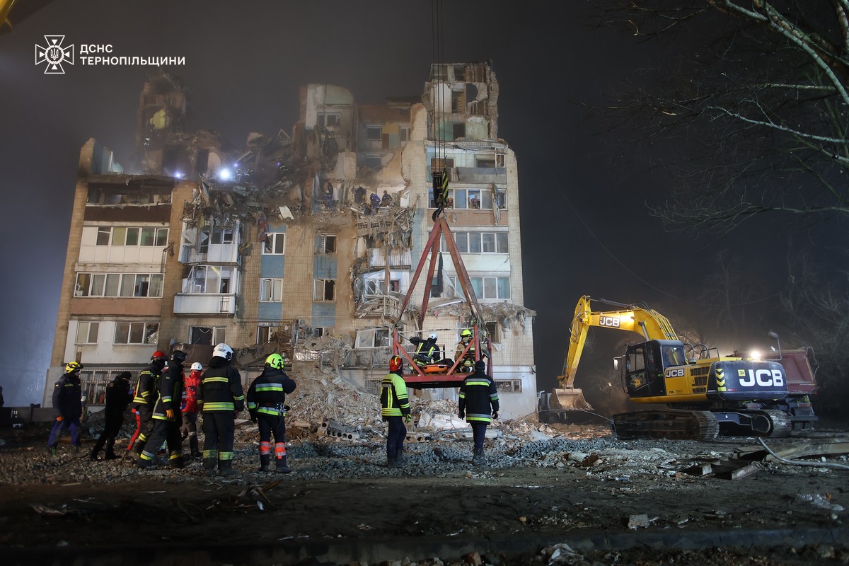 У Тернополі рятувальники деблокувати з-під завалів тіла ще трьох людей, серед них – дві дитини (фото) «фото»