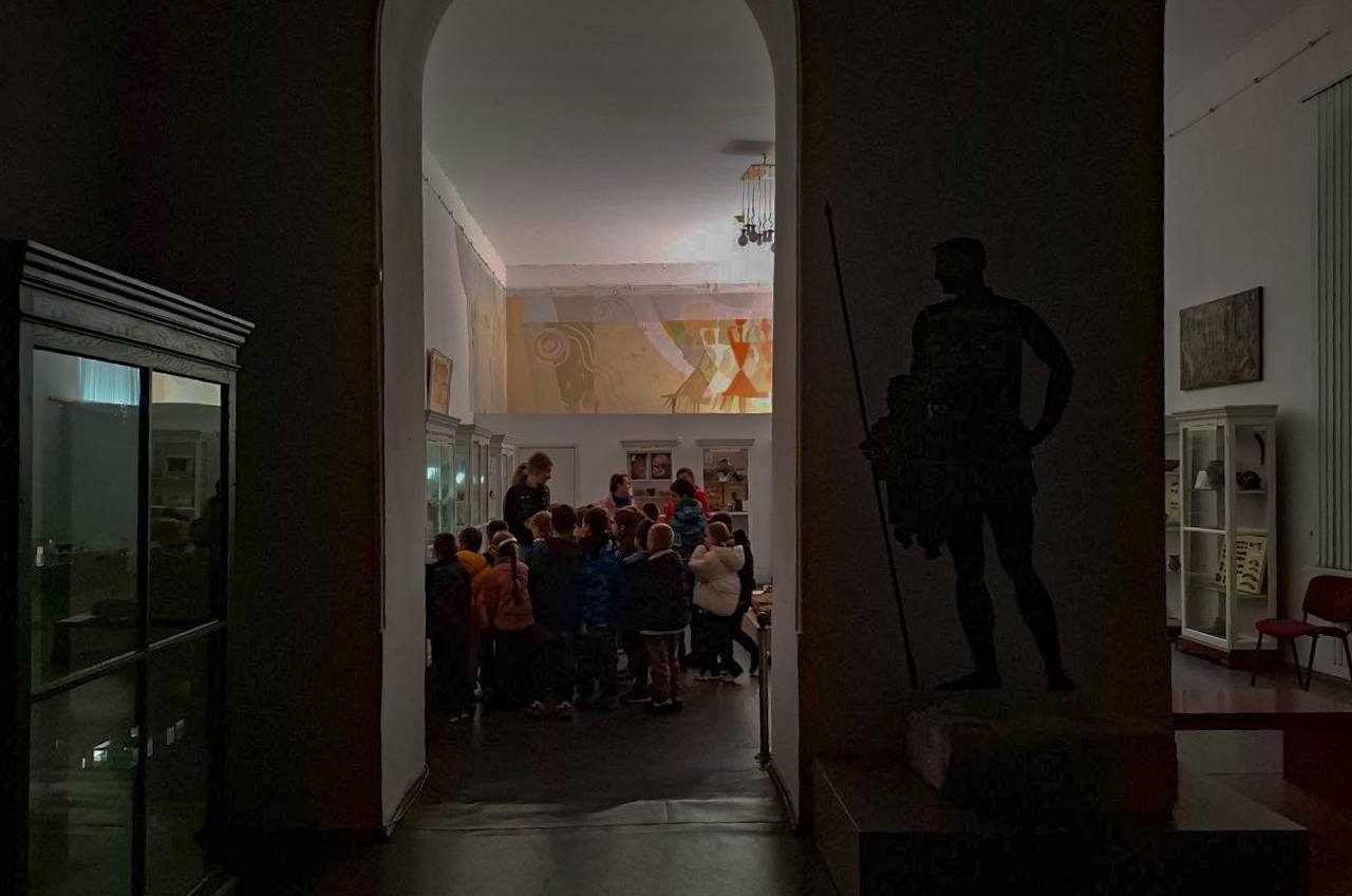 В Одеському археологічному музеї школярам провели урок-екскурсію в темряві після обстрілу (фото) «фото»
