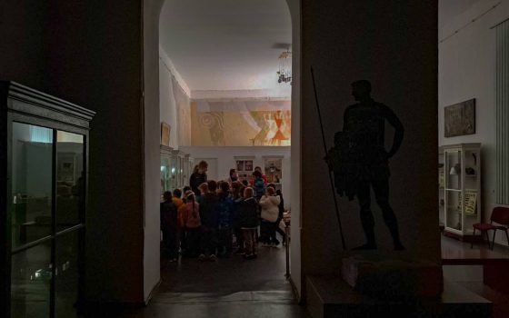 В Одеському археологічному музеї школярам провели урок-екскурсію в темряві після обстрілу (фото) «фото»