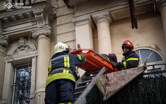 Опинилися у пастці: в центрі Одеси дві жінки провалилися з балкону на іншій поверх (фото) «фото»