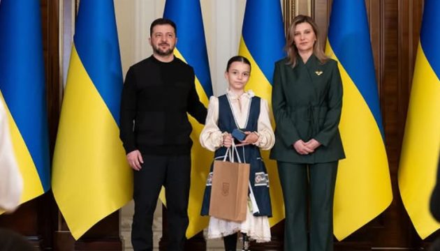 Юна гімнастка з Чорноморська, яка втратила ногу через російську ракету, отримала відзнаку від президента «фото»