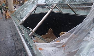 На Приморському бульварі вночі невідомі розбили скло саркофагів (фото) «фото»