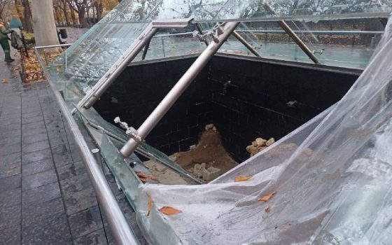 На Приморському бульварі вночі невідомі розбили скло саркофагів (фото) «фото»