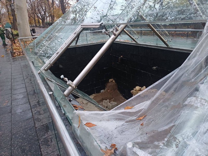 На Приморському бульварі вночі невідомі розбили скло саркофагів (фото) «фото»