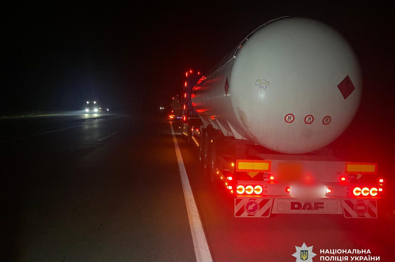 На Одещині сталася моторошна аварія: одразу 3 вантажівки переїхали чоловіка (фото) «фото»