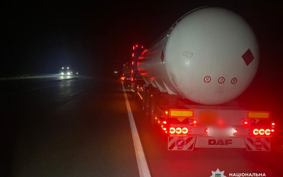 На Одещині сталася моторошна аварія: одразу 3 вантажівки переїхали чоловіка (фото) «фото»