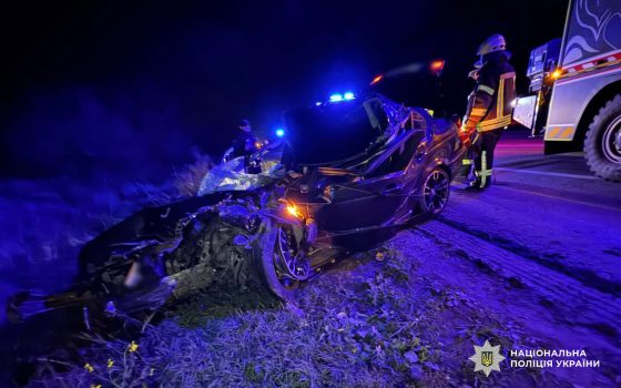 На трасі «Київ-Одеса» легковик зіштовхнувся з вантажівкою: водійка загнула (фото) «фото»