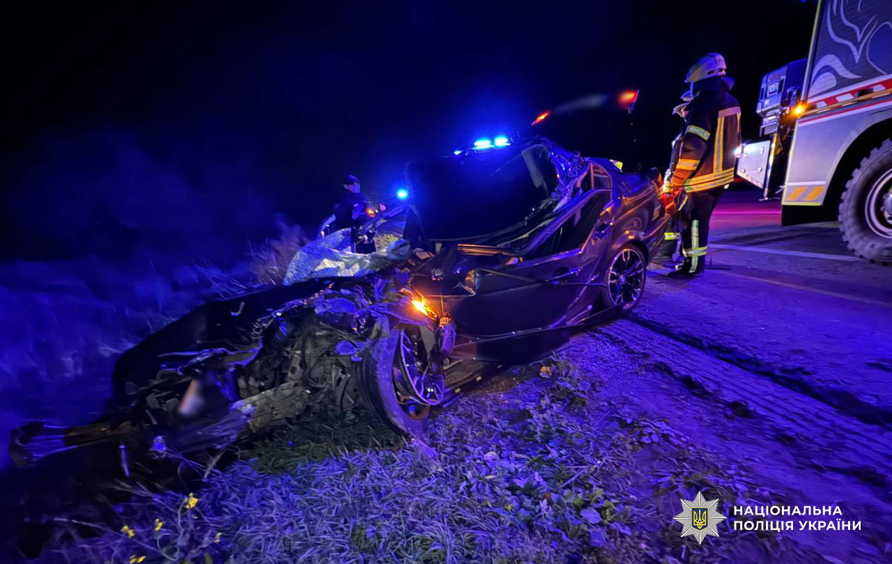 На трасі «Київ-Одеса» легковик зіштовхнувся з вантажівкою: водійка загнула (фото) «фото»