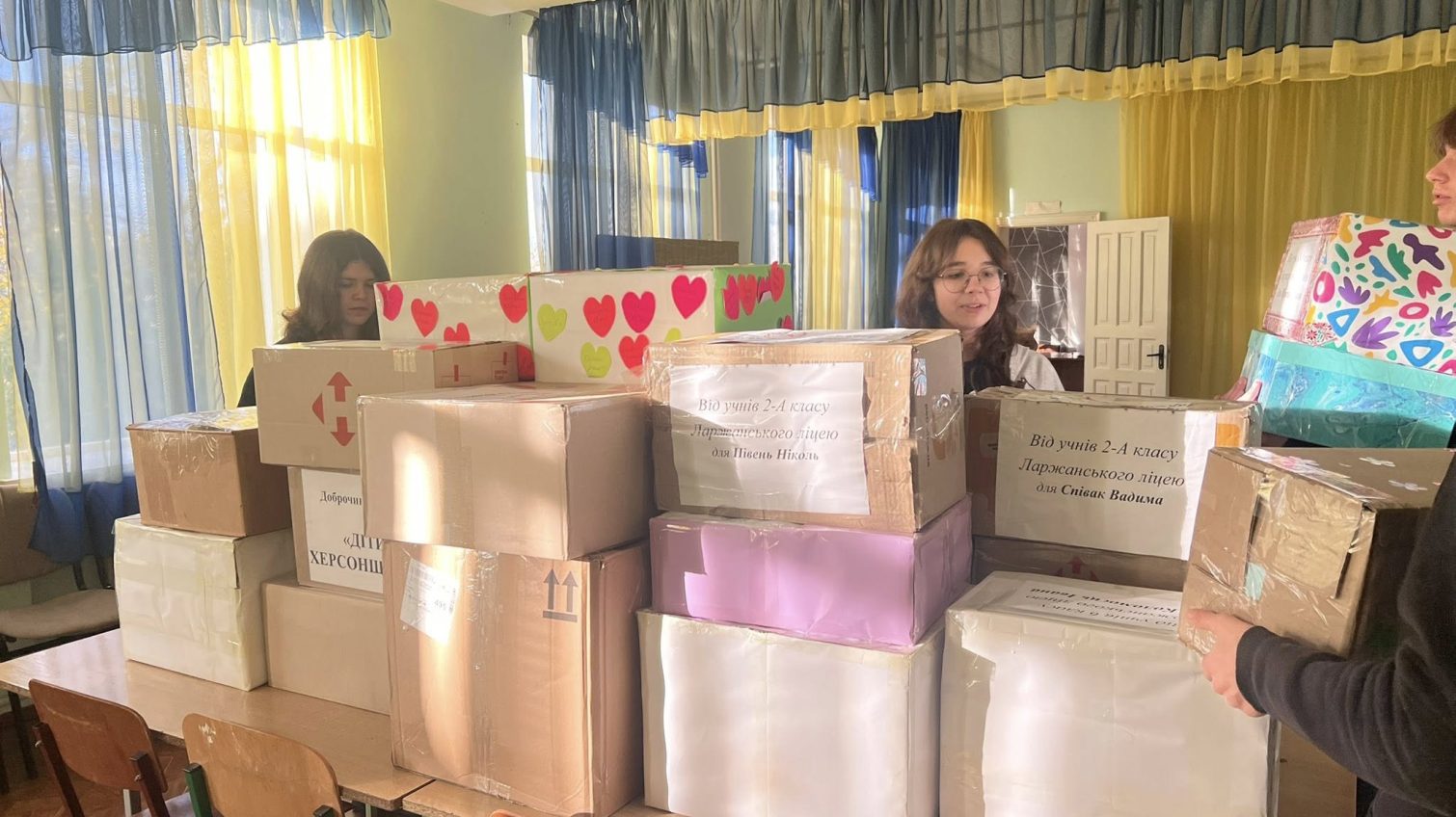 Учні Ларжанського ліцею зібрали «коробочки щастя» для дітей Херсонщини (фото) «фото»