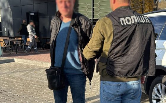 В Одесі затримали ділка, який за гроші обіцяв «відмазати від армії» та влаштувати на роботу у СБУ (фото) «фото»