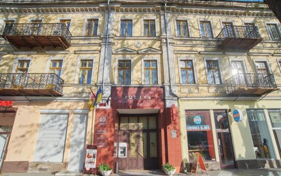 Готелю громадянки росії та офісному центру Тарпана шукають управителів «фото»