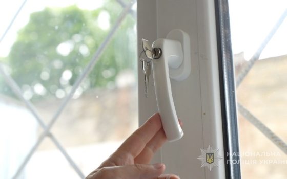 Трирічний малюк випав з вікна висотки на Таїрова: за життя хлопчика борються медики «фото»