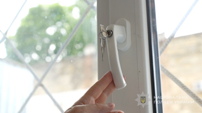 Трирічний малюк випав з вікна висотки на Таїрова: за життя хлопчика борються медики «фото»