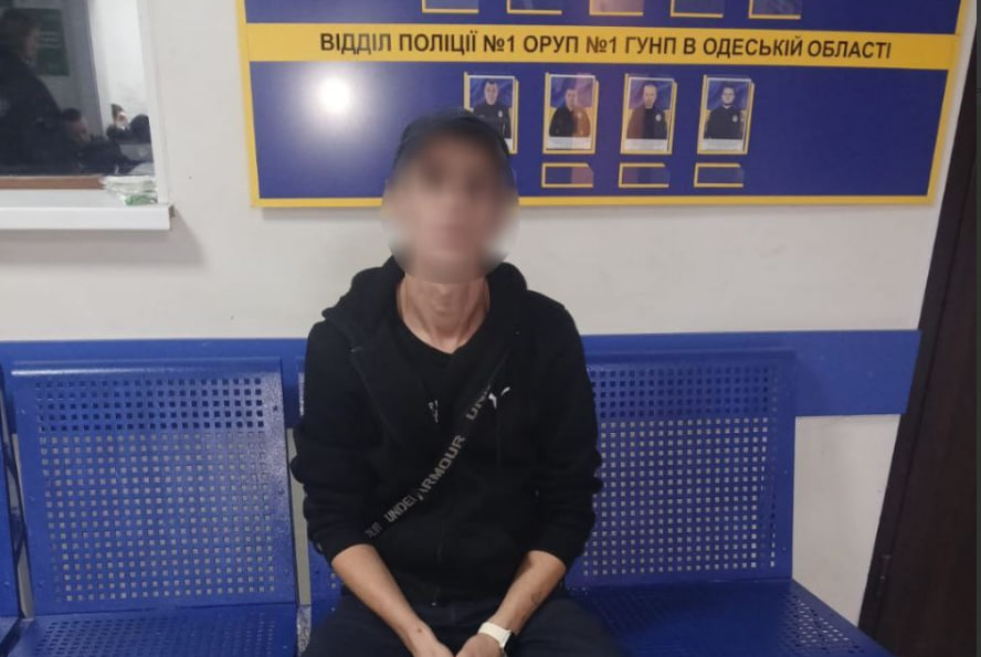 У центрі Одеси чоловік побив жінку та відібрав у неї телефон (фото) «фото»