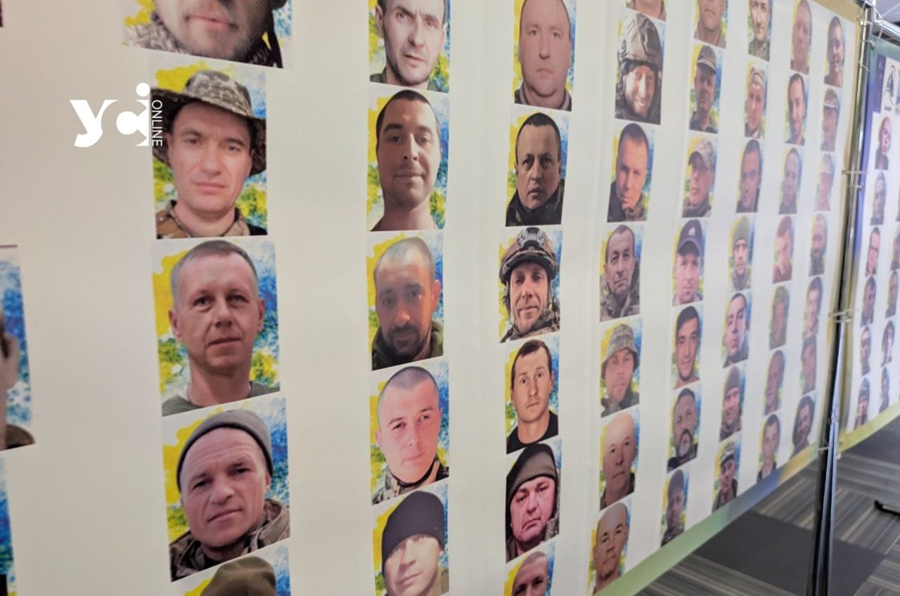 «Тільки посмішки, тільки очі»: в Одесі відкрилася виставка, присвячена захисникам, які перебувають у полоні (фото) «фото»
