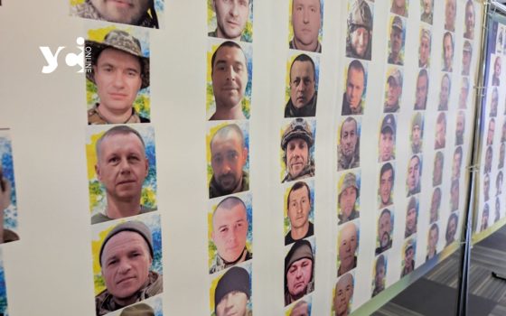 «Тільки посмішки, тільки очі»: в Одесі відкрилася виставка, присвячена захисникам, які перебувають у полоні (фото) «фото»