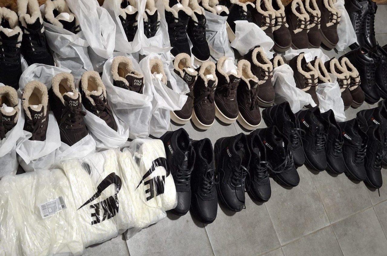 Взуття, шуби та рибальські снасті: на кордоні з Молдовою затримали кілька партій прихованого товару (фото) «фото»