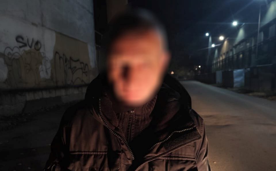 На Старосінній площі патрульні затримали чоловіка, який викрав сумку в жінки (фото) «фото»