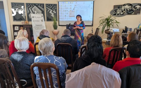 «Палітра Незламності»: в Одесі відкрилася виставка малюнків ВПО, які перетворили біль у мистецтво (фото) «фото»