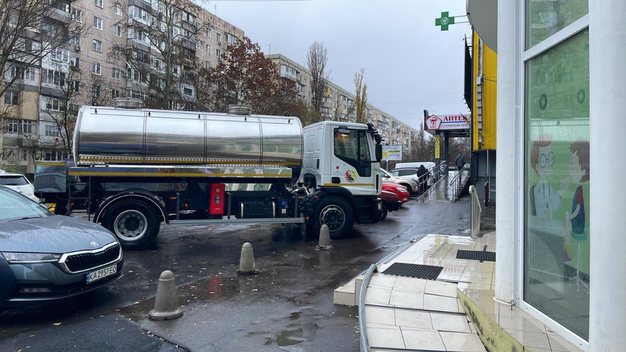 Прорив водогону в Одесі: мешканців Таїрова забезпечують водою з автоцистерн «фото»