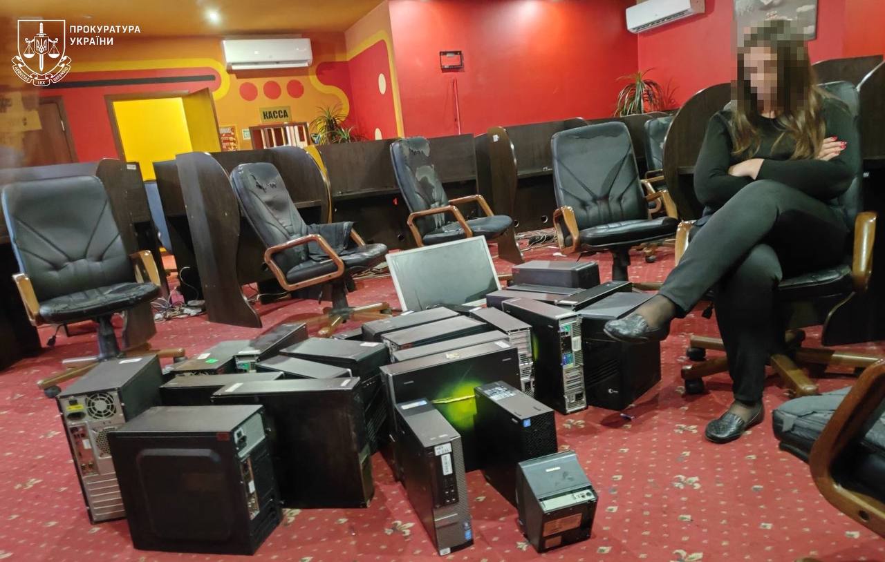 В Одесі судитимуть чотирьох кураторів мережі підпільних гральних закладів з доходом у мільйон (фото) «фото»