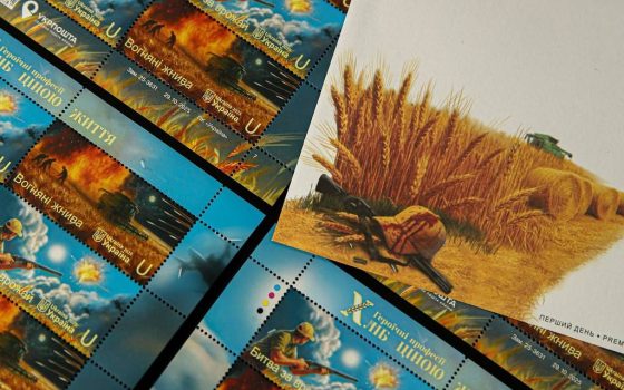 Укрпошта випустила марку про фермерів, які працюють під обстрілами (фото) «фото»