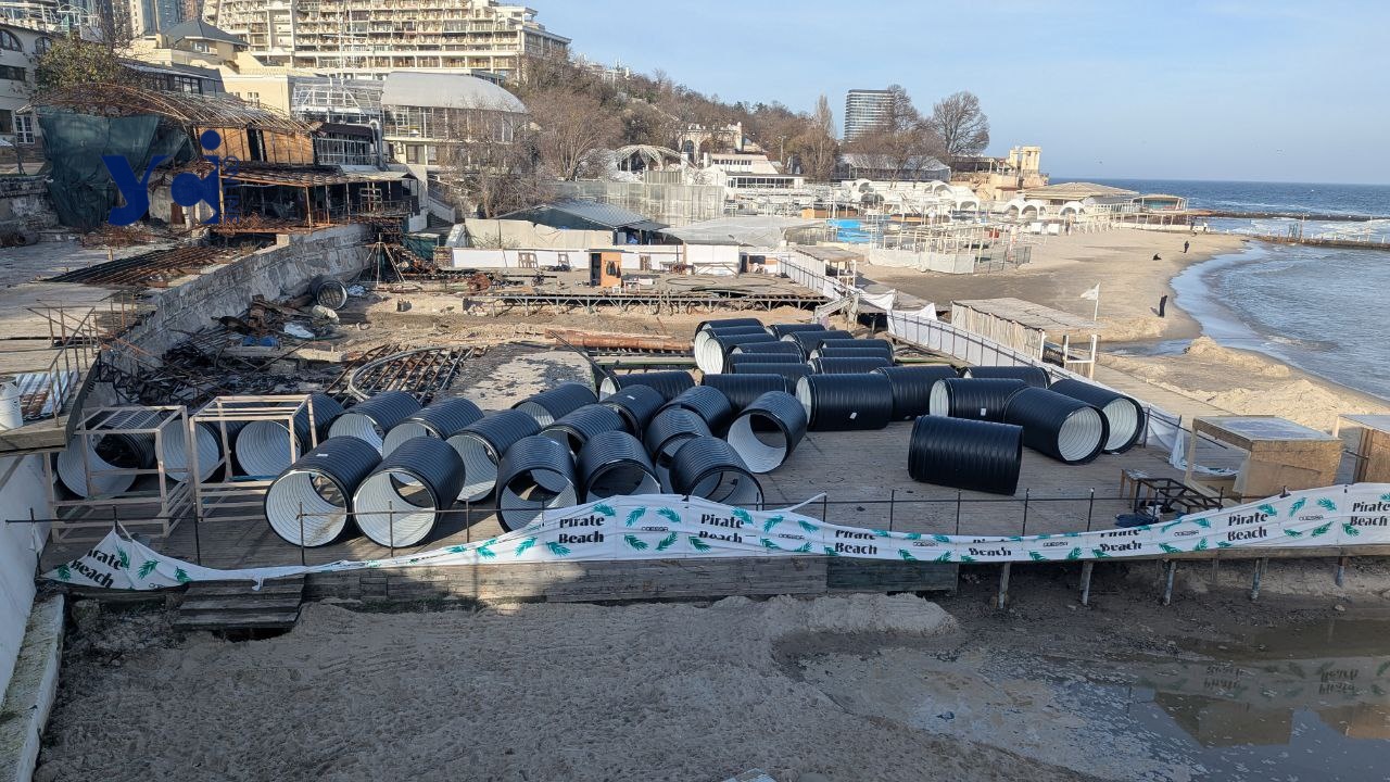 Новоаркадійський колектор в Одесі «викидає» відходи прямо на пляж під час ремонту (фото, відео) «фото»