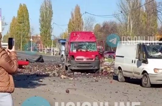 У Чорноморську дрон влучив прямо у натовп на зупинці (відео, фото, ОНОВЛЕНО) «фото»