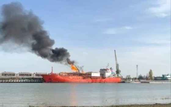 Судно зі зрідженим газом палає у Дунаї біля Ізмаїлу після удару російського дрона «фото»