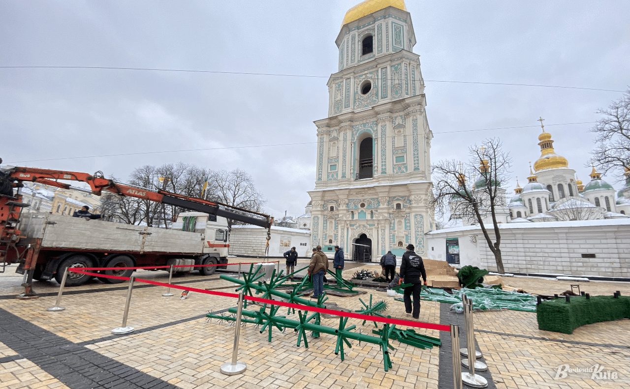 У столиці починають встановлювати головну ялинку країни «фото»