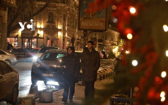 Темна ніч в Одесі: вуличне освітлення зникло, але життя не зупиняється (фоторепортаж) «фото»