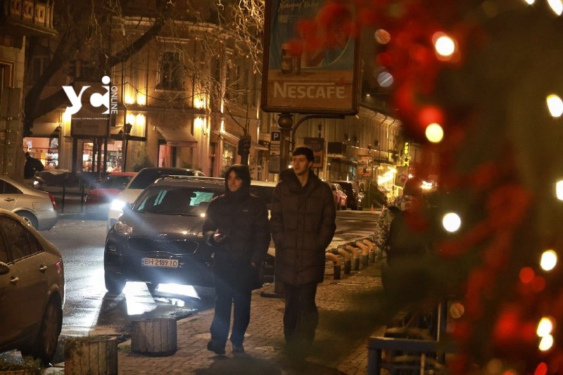 Темна ніч в Одесі: вуличне освітлення зникло, але життя не зупиняється (фоторепортаж) «фото»